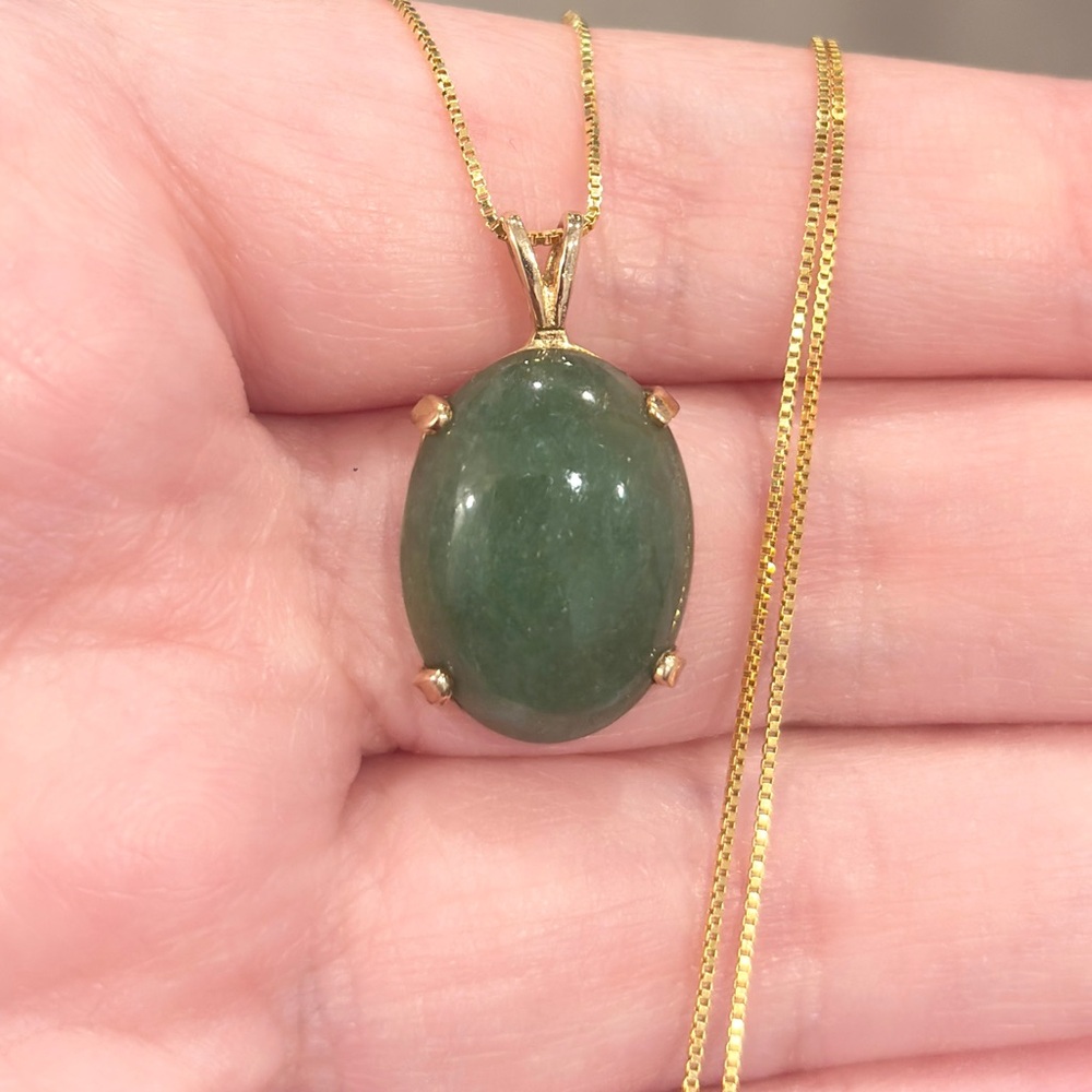 Vintage 14K Gold Jadeite Necklace - Elegant Oval Cabochon Pendant - Picture 5 of 14